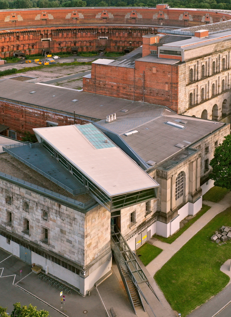 Dokuzentrum-Luftbild.Dietz Luftbild Eingang des Dokumentationszentrums im nördlichen Kopfbau, 2017, © Hajo Dietz