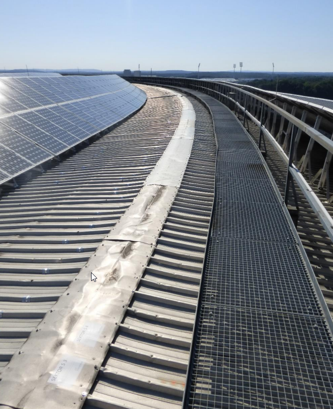 PV-Kongresshalle Dachfläche „Hauptdach“ Rundbau Südseite mit PV-Anlage und Wartungssteg.