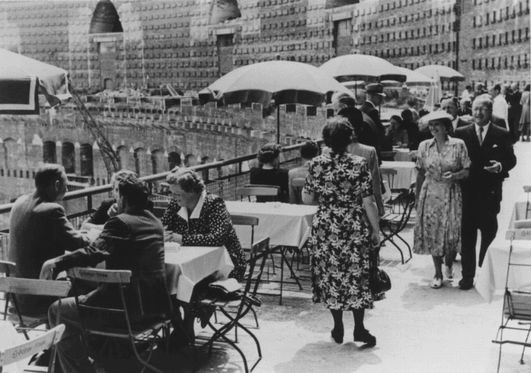 cafe-koenigshof.Dokuzentrum Außenbestuhlung des „Café Königshof“ auf der Kolonnadenebene im 2. Obergeschoss, © Dokumentationszentrum Reichsparteitagsgelände